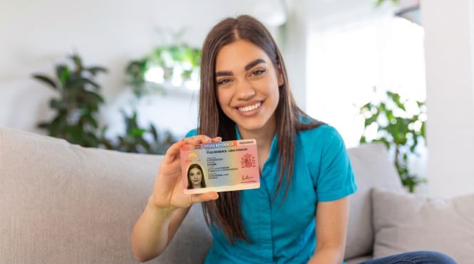 Tarjeta de residencia larga duración en España